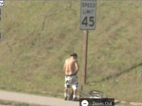 Un’altra foto strana di Google Street View- l’uomo che fa pipi